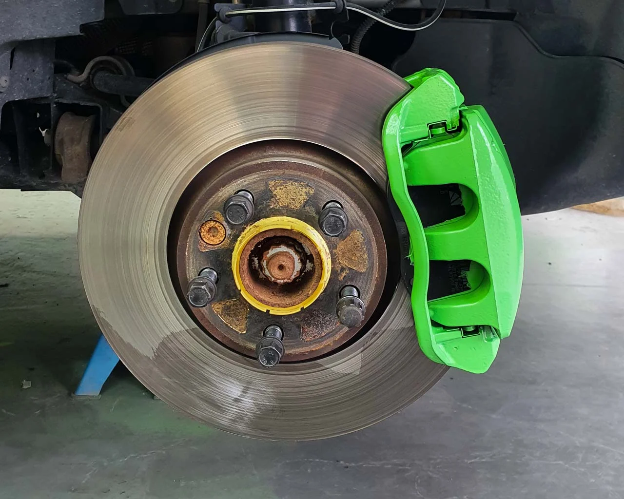 Brake calliper refurbishment — custom green finish
